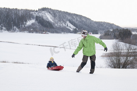 父子俩在雪地里玩耍