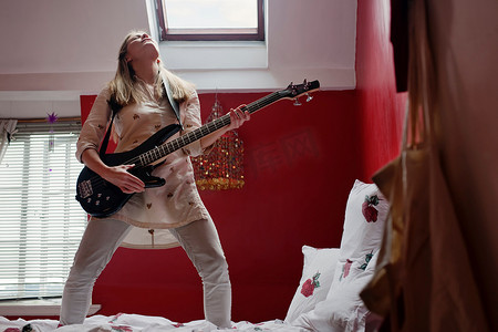 在床上弹吉他的女人