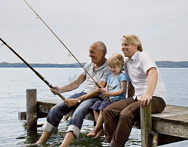 男孩和祖父一起钓鱼父亲