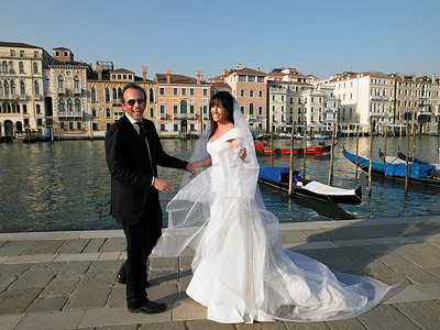 防蓝光眼镜办公摄影照片_新娘和新郎在笑大运河