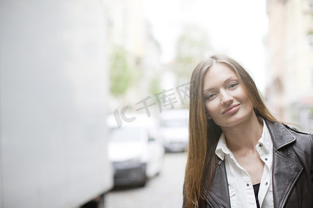 城市街道上的美女肖像