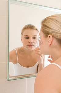 女性美容镜中的皮肤