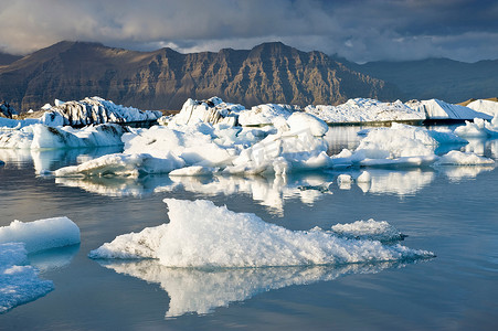 冰山背景摄影照片_漂浮在冰川水域中的冰山