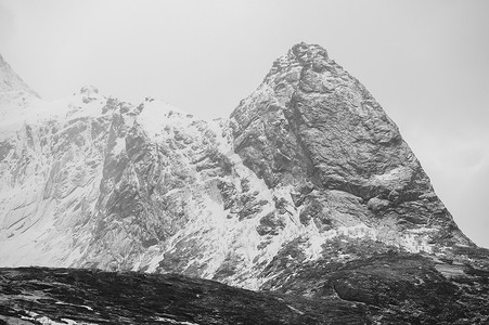 冬景色摄影照片_挪威罗福滕莱茵白雪覆盖的山脉的黑白景色