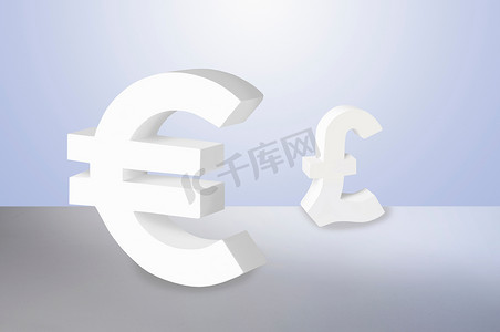 经济物品摄影照片_蓝色背景上的欧元和英镑标志
