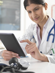 女医生使用数字平板电脑更新病历