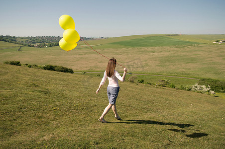 带着气球的女人走下山