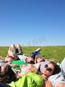 一群躺在田野里的年轻人