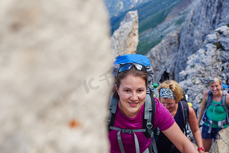 奥地利一群微笑着登山的妇女
