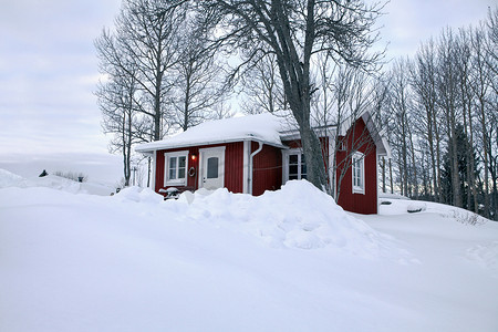 红色峰会背景摄影照片_红色小屋里下着雪