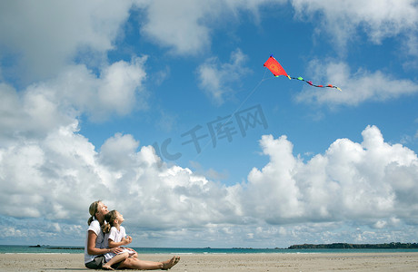 女人和女儿放风筝