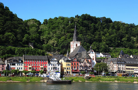 欧洲小镇摄影照片_莱茵河畔的教堂和房屋