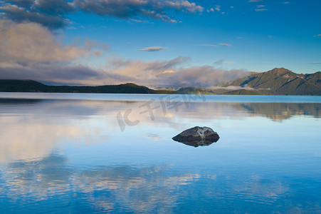 澳大拉西亚摄影照片_宁静的湖面上倒映着乡村的群山