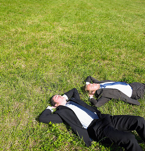 躺在草地上的商人