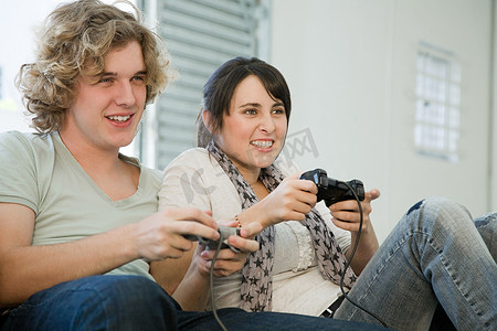 十几岁的少女摄影照片_一对十几岁的夫妇在玩游戏机