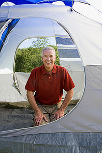 成熟的男人跪在帐篷里