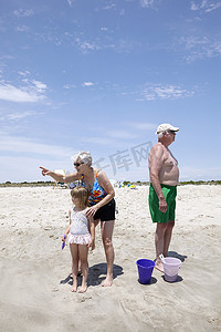 带着问题学习摄影照片_一位老妇人带着孙女指着窗外的海滩