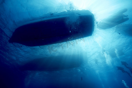 潜水员在船周围的水下景观