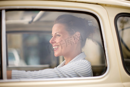 在车里微笑的女人