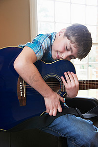 微笑的男孩抱着吉他