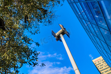 大风车风车摄影照片_英国曼彻斯特购物中心旁边的微型风车