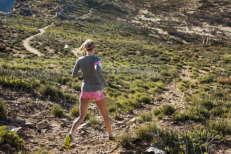 美国加利福尼亚州松树谷太平洋山顶步道上年轻女性跑步者的背影