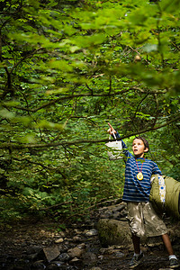 森林中的桥摄影照片_森林里的男孩