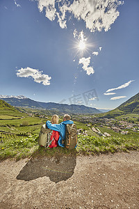 意大利南蒂罗尔梅兰一对成熟的夫妇坐在路边看风景看后景