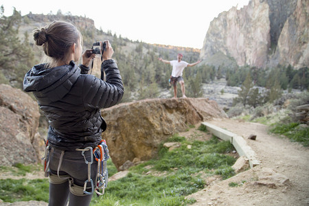 攀岩者在拍摄俄勒冈州史密斯岩石州立公园