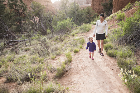 母亲和女儿在美国犹他州科达克罗姆盆地州立公园徒步旅行