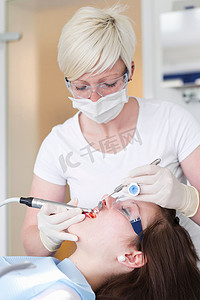 牙医处理病人牙齿的工作