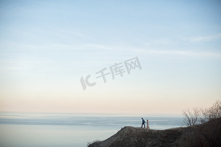 爱情发生摄影照片_一对夫妇在安大略省渥太华的悬崖上欣赏风景