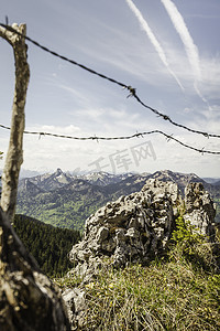 德国巴伐利亚州瓦尔贝格山的带刺铁丝网