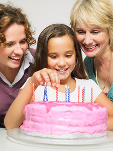 定位孩子摄影照片_带生日蛋糕的三代女性