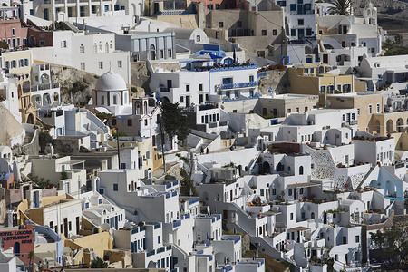 希腊塞克拉迪斯圣托里尼奥亚白色冲刷的山坡小镇