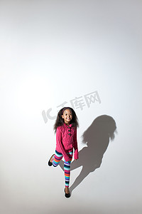 一条腿站立摄影照片_一条腿站着的女孩带着影子