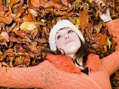 躺在秋叶上的女人