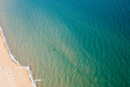 克莱因蓝水波底纹摄影照片_海滩和大海