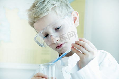 物理教学摄影照片_男孩戴着安全护目镜做科学实验