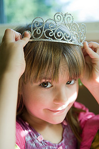 艾莎公主摄影照片_戴上皇冠的女孩
