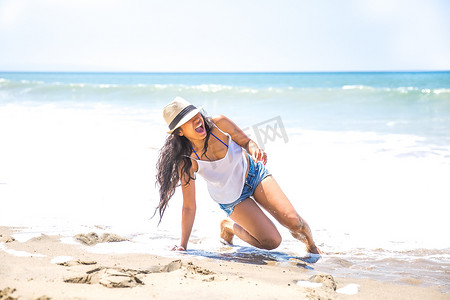 动物摔倒摄影照片_美国加利福尼亚州马里布一名中年妇女在海滩上摔倒