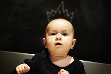 艺术家头戴粉笔皇冠的男婴肖像