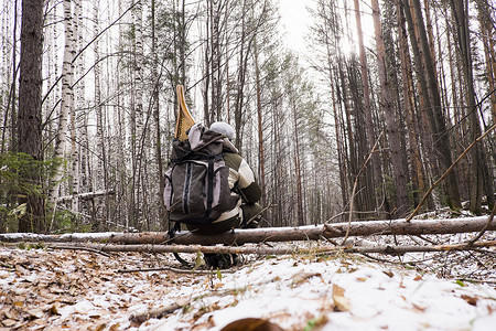 俄罗斯乌拉尔穿着雪地鞋的男性徒步旅行者在白雪覆盖的森林中的背影