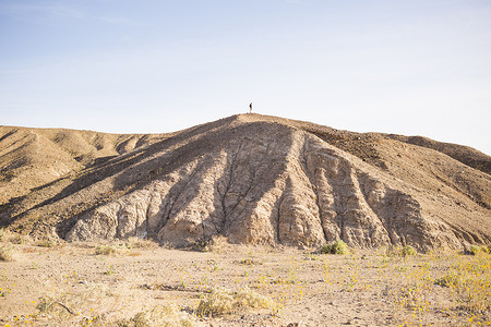 沙漠游戏摄影照片_美国加利福尼亚州奥兰查沙漠山顶上的人