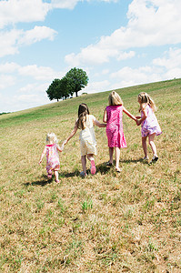四格背景摄影照片_四个女孩走在田野里