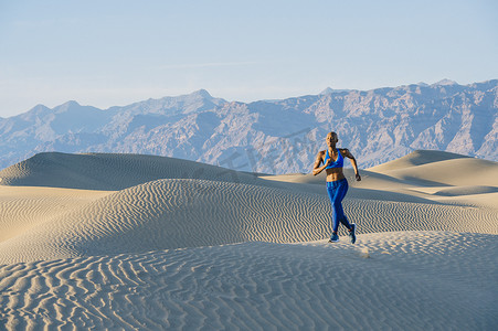 美国加州死亡谷沙漠中的跑步者