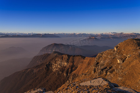 瑞士提契诺蒙特格罗索高耸的云雾景观远处白雪皑皑的群山
