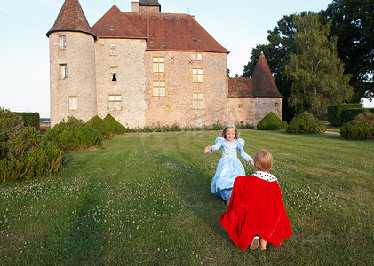 城堡花园里的王子和公主