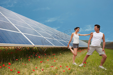 沿着太阳能电池板延伸的夫妇