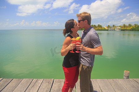 中美洲摄影照片_中美洲伯利兹圣乔治斯岛滨水码头浪漫情侣接吻